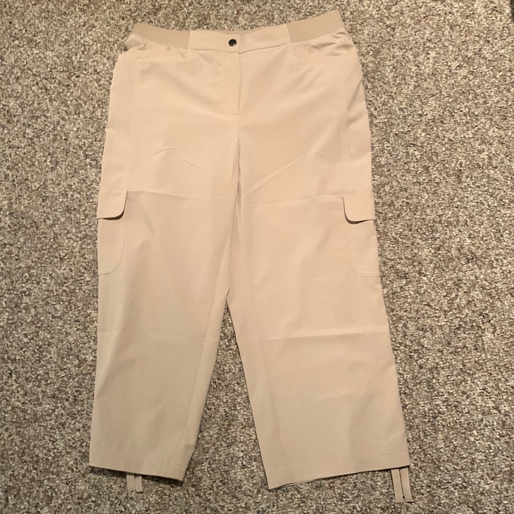 Chicos Zenergy cargo capris. Scrunch hems. Tan. Size 1
